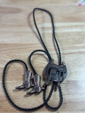 Western Cowboy Boot & Saddle Bolo Tie in Antique Bronze Tone